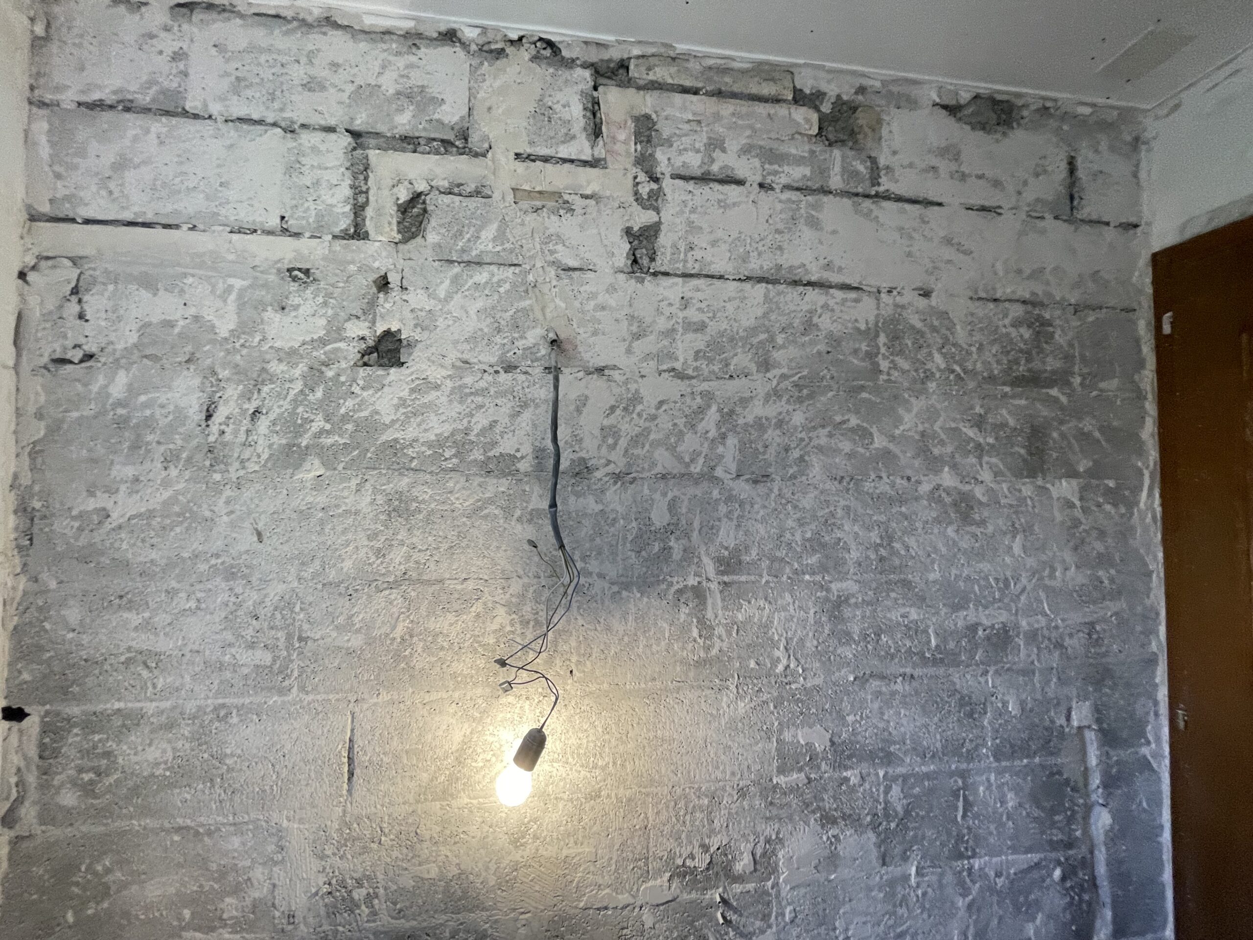 Démontage de carrelage sur un mur.
