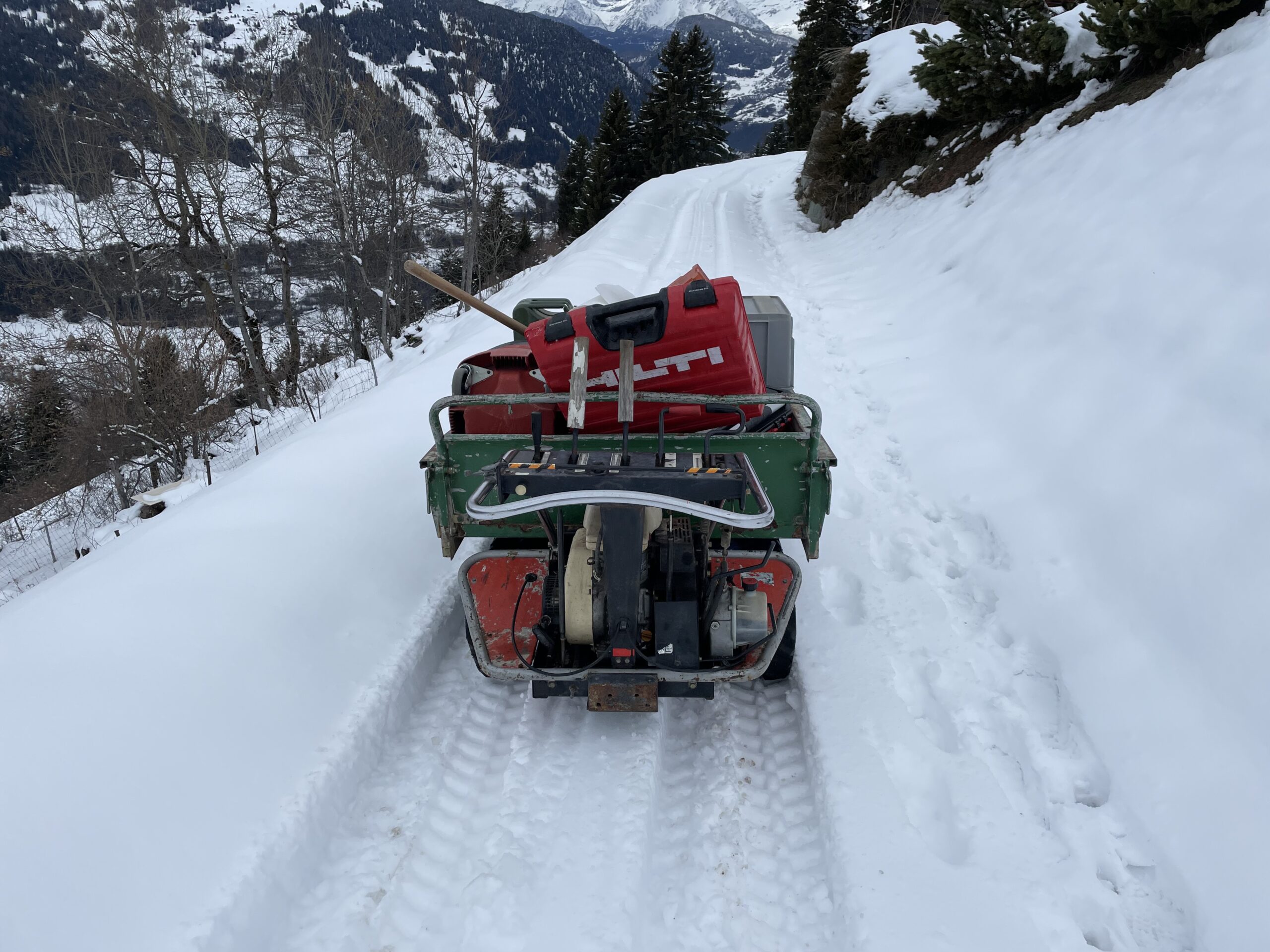 Chenillard sur route enneigée.