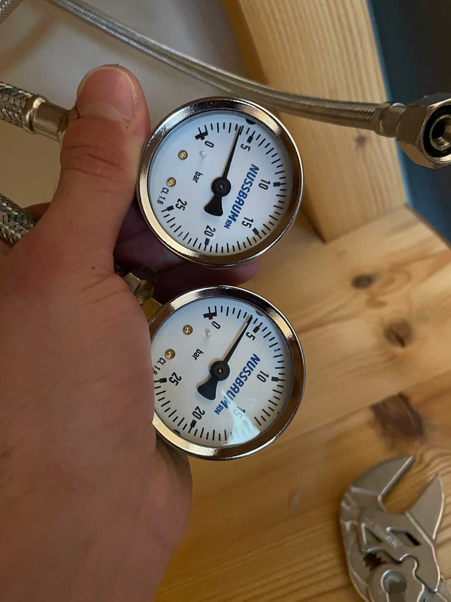 Contrôle de pressions des conduites pour détecter des fuites
