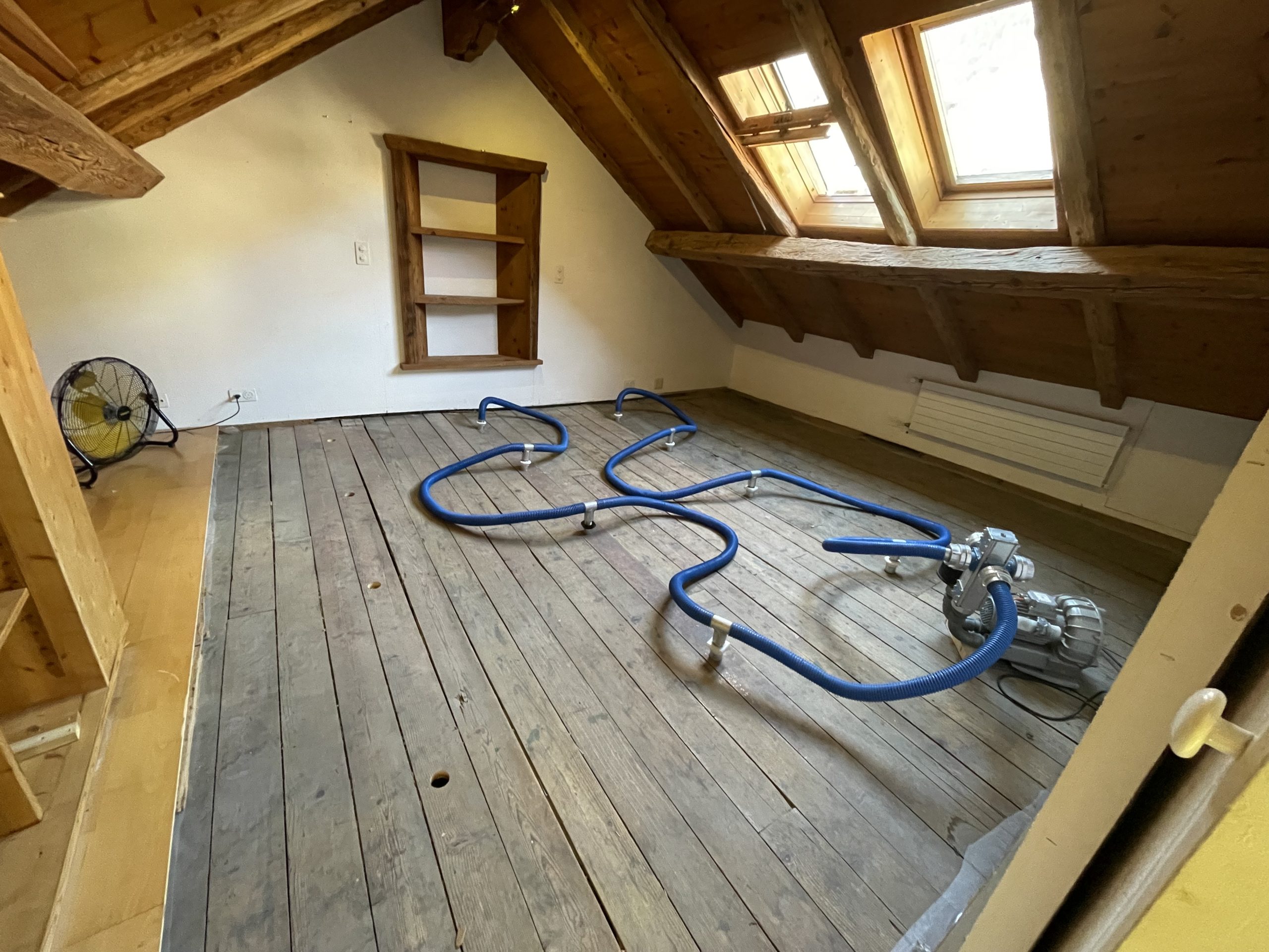 Asséchement d'une chambre sous un toit aprés des dégâts d'humidité