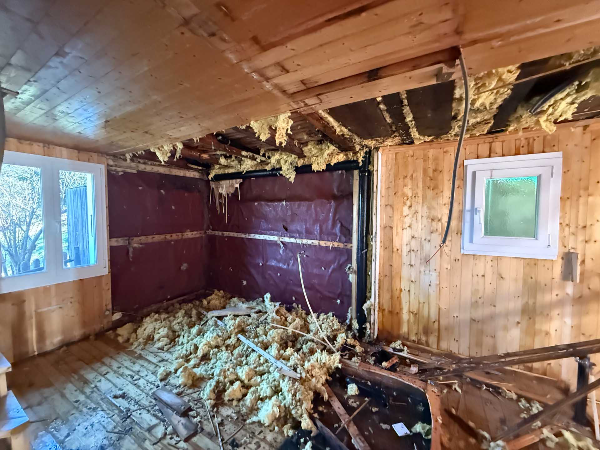 Démolition du chalet après inondation.